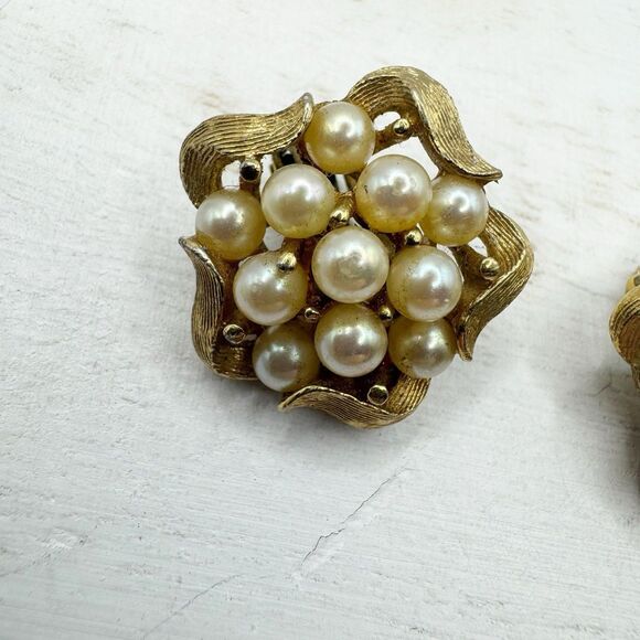 Panetta Pearl Cluster Flower Clip On Earrings Retro Mid Century Gold Tone Signed - Picture 3 of 9